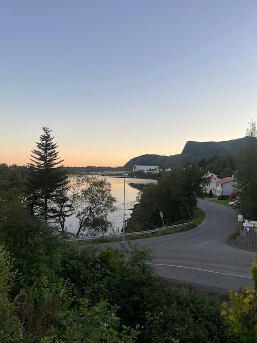 Liten Eldre Og Koselig Studiohybel Svolvær Extérieur photo